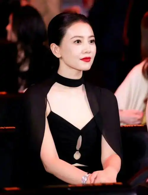 高圆圆亮相微博之夜盛典穿黑披风吊带开叉长裙又飒又美