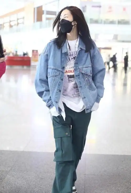 刘雯机场造型引领潮流:随性穿搭的时尚之道