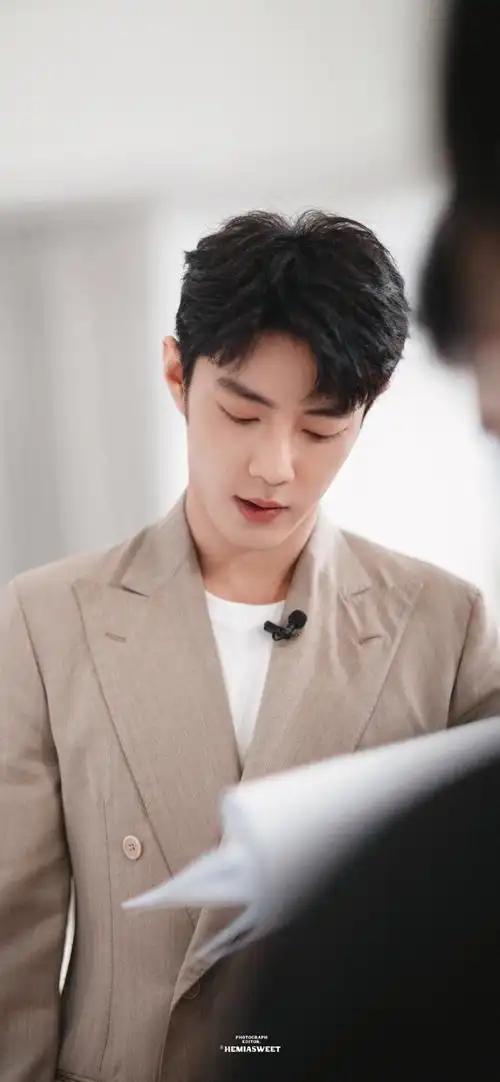 肖战的那年今日##和肖战点亮微博之夜#帅小子表情真丰富,帅气又可爱