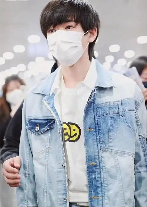 宋亚轩出席dior2021成衣大秀复古印花衬衫矜贵大气帅炸了