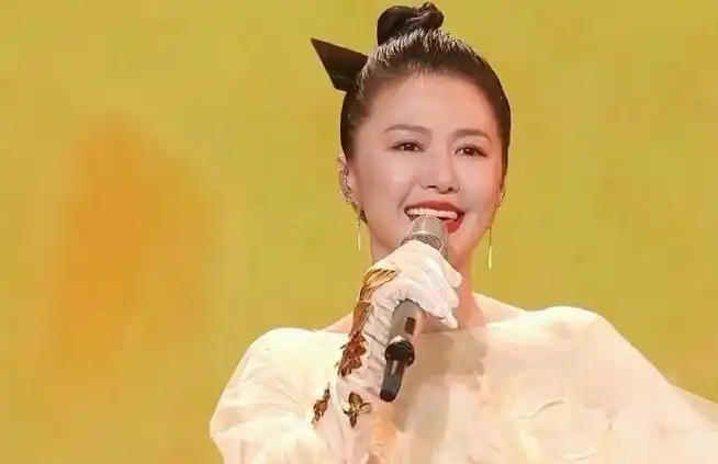 真的太好听太震撼了吧!维维姐今晚的造型也超级美!