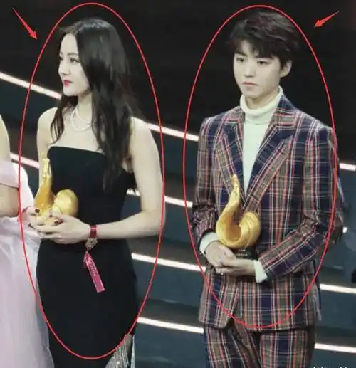 大家都知道迪丽热巴身高是168cm,而王俊凯身高是182cm,但是十级滤镜