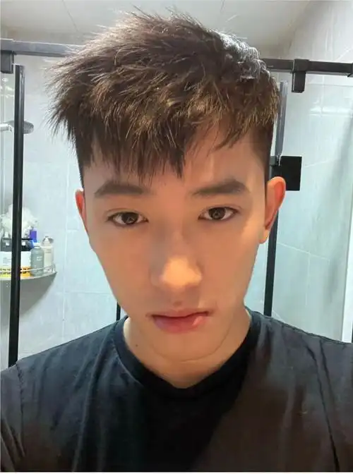 碎盖发型可以说是年轻男士的最爱之一锅盖头曾经是很多男士都比较钟爱