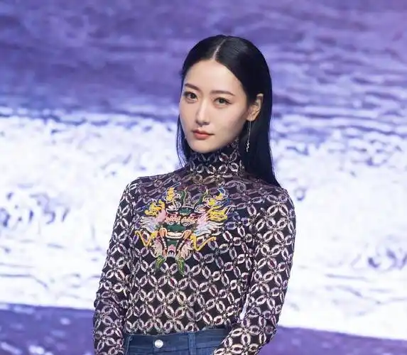 33岁白冰身材真有"料",身穿高领搭配牛仔裤现身活动,凹凸有致_感觉_的