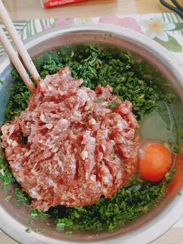莞尔666做的荠菜饺子馅(面包机搅出q弹肉馅)