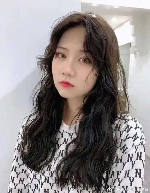 而法式烫则是一种既甜美又成熟的发型,简单易打理,让你轻松拍出时尚