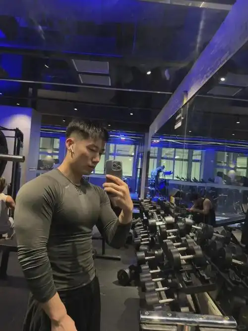 穿超短裤打球腹毛男直接脱了太顶,粗壮大长腿挡不住!