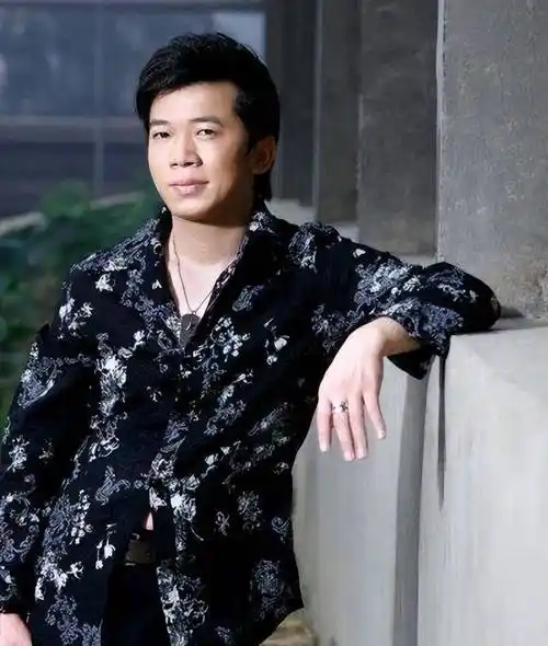 90年代内地8位男歌星,有人想当活佛,有人成酒蒙子,有人早逝!