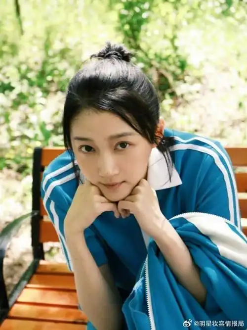 关晓彤#关晓彤在剧中的高中生造型,仿佛让我们看到了国内高中傻的