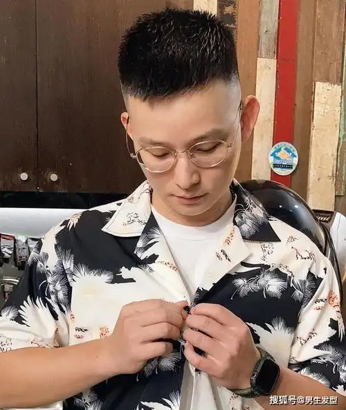 男生"两边剃光"发型潮流帅气,中间留长做造型,清爽利落显精神