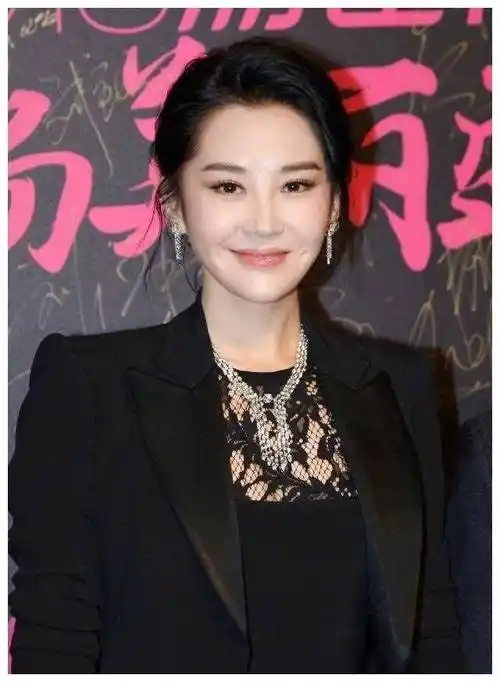 原创55岁许晴认无悔不婚不育若他在或已当妈妈