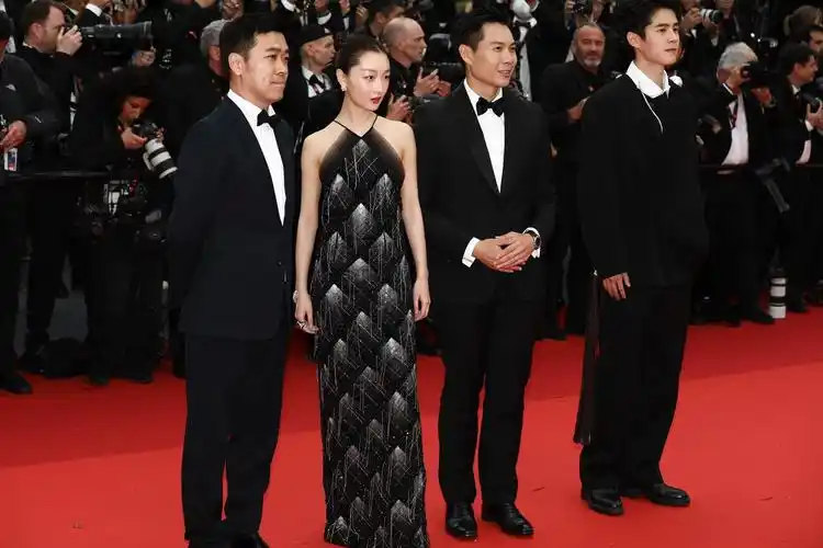 周冬雨刘昊然等燃冬主创亮相戛纳电影节花月杀手红毯