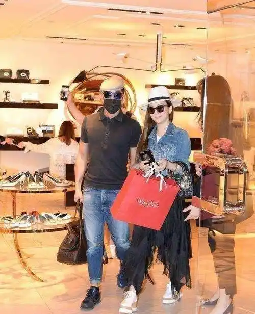 方媛虽然不高,但是和郭富城一起还是很般配的,不管是身材还是身高都很