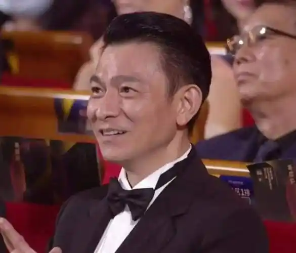 奖影帝黄晓明告别油腻,胡子显成熟,刘德华老了有褶子依旧帅——引言