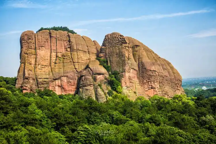 江西的这座山很奇特相传猪八戒修了座别墅引起龙王大战而形成