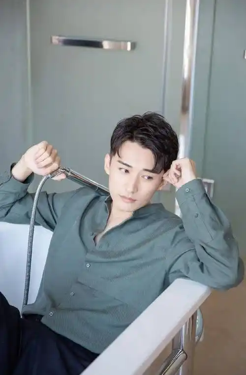 刘学义新剧低调开机,与钟楚曦合作出演,资源越来越高了?