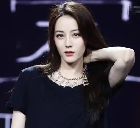 原来面对如此送命的回答,迪丽热巴一点都没有慌张,而是直接说了一句"