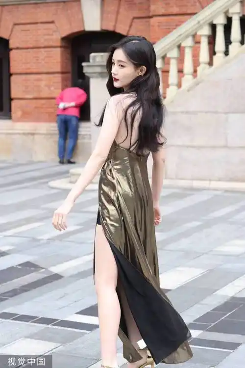 李一桐穿高开叉长裙大秀美腿!雪肤玉貌太性感撩人_金色_吊带_肌肤