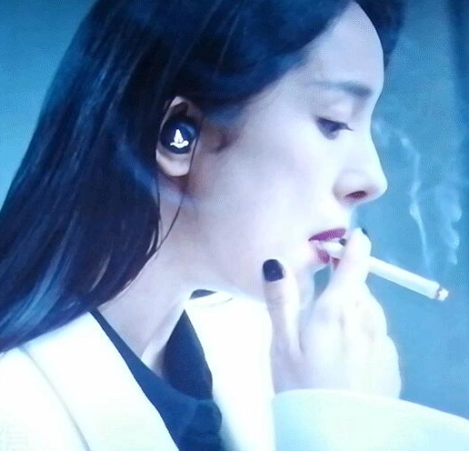 杨幂剧中"吸烟照"被疯传,吞云吐雾太霸气,熟练的让人心疼!_腾讯新闻