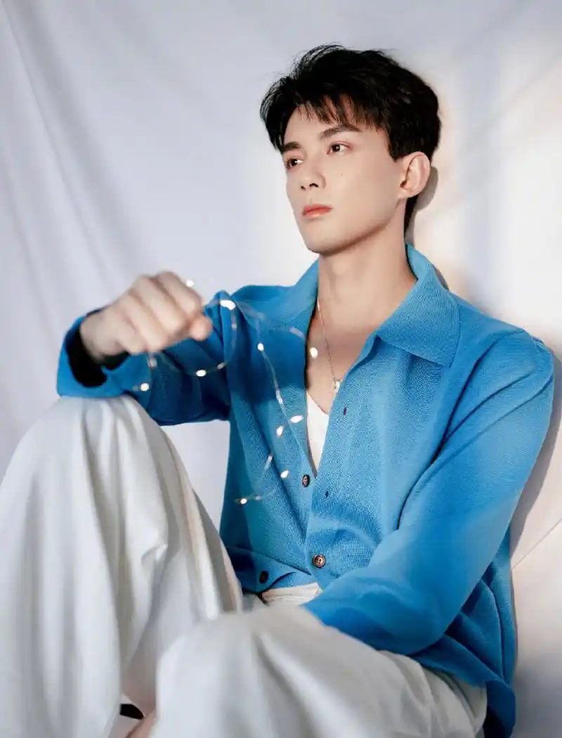 吴磊最新造型释出,身穿淡蓝色上衣 白色简约裤子,清爽俊朗,阳光帅气中