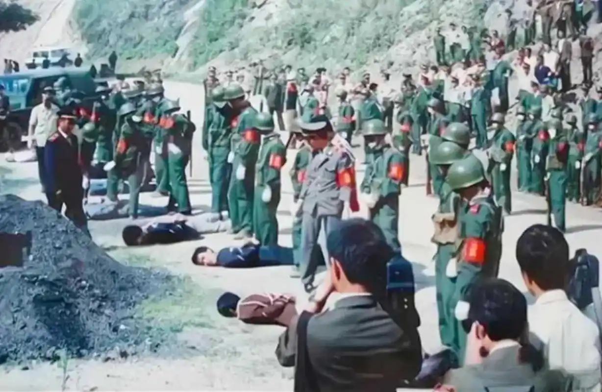 1983年严打期间,公开处决死刑犯的影像.