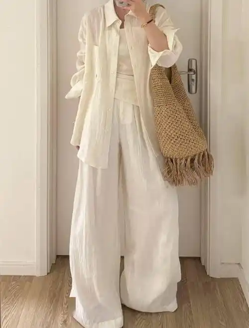 那么,对于这么一条亚麻阔腿裤,要怎么去搭配才行呢?