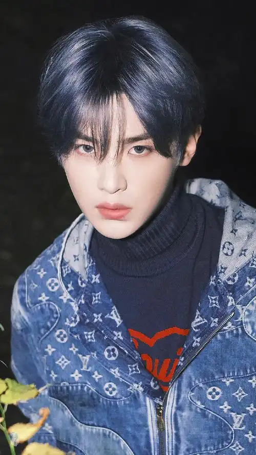 黄明昊烟雾蓝发