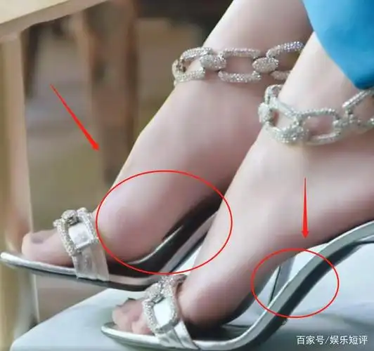 为啥郑爽很少穿高跟鞋,见镜头拉近脚的那一刻,全明白了