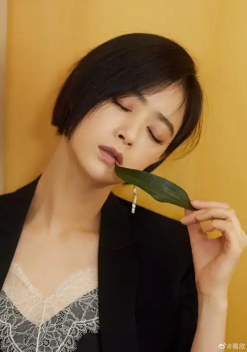 组图:蒋欣晒短发写真照 着黑白蕾丝内搭干练又性感