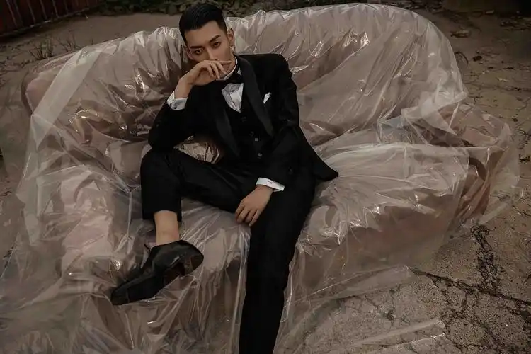 郝帅西装写真曝光 硬朗造型尽显痞帅魅力