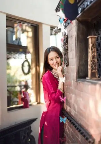 王力可尼泊尔鬼马搞怪写真曝光 与小猫互动温暖感爆棚