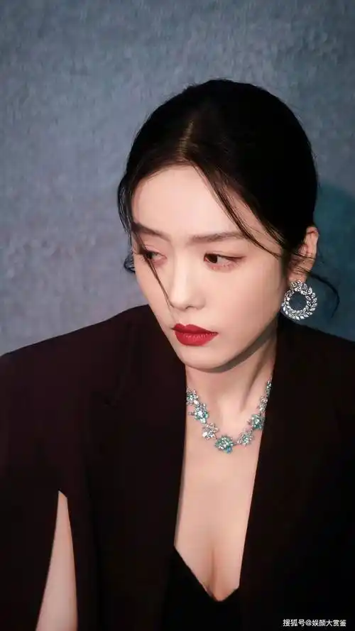 蔡文静真空西装造型,大胆自信的,酷飒又性感_魅力_气质_耳坠