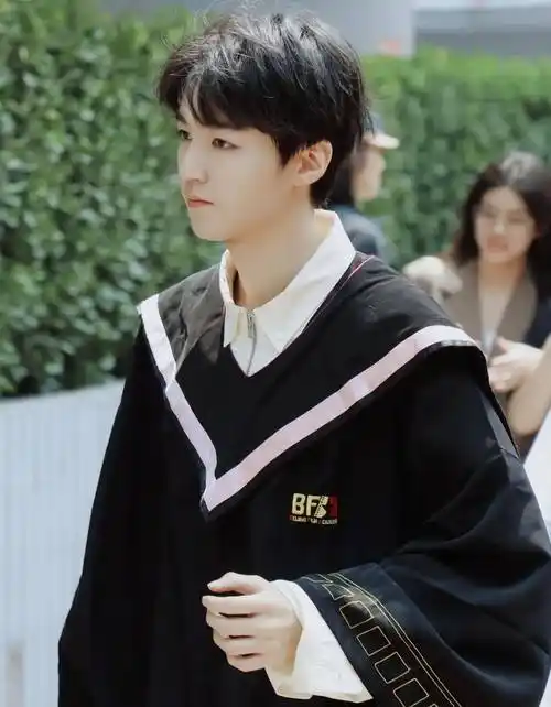 明星八卦鹿晗肖战_明星学士服风格是不是太普通了?