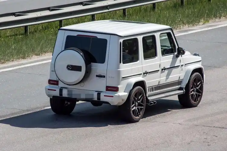 易烊千玺开车出行座驾是奔驰g63有人加价60万也要买