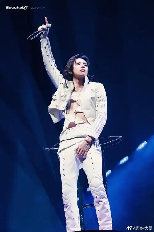 小鬼演唱会露腹肌##小鬼露腹肌##小鬼deadline巡演