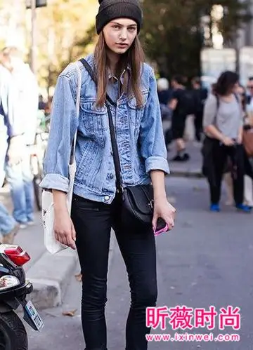 黑色小脚裤超级百搭,和牛仔外套自然也配的美美哒,还特别显瘦,记得