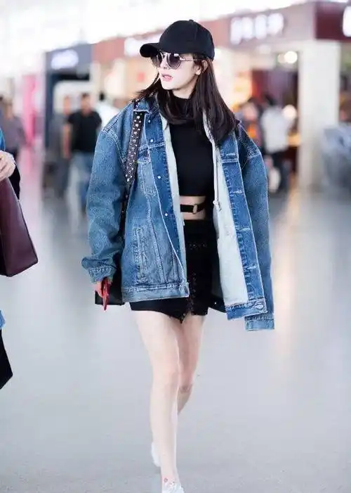 原创杨幂公式穿搭太无趣肥上衣配超短裤下衣失踪真的看够了