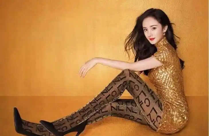 原创33岁杨幂上演时尚诱惑身材堪称缩小版卡戴珊这电棍腿简直太抢眼