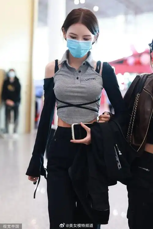 张予曦穿拼色上衣搭配黑色长裤小露细腰休闲时尚身材好