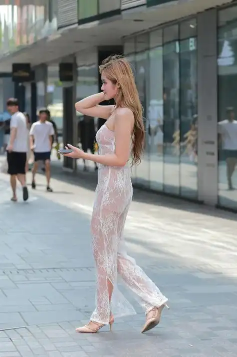 街拍美女裙子好透明忍不住多看几眼