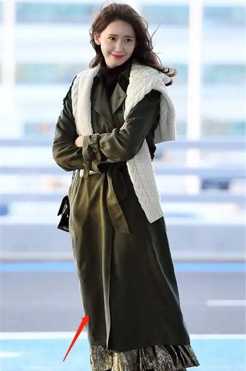 林允儿的机场秀是真女神!军绿风衣肩搭白色针织衫美得让人动心!