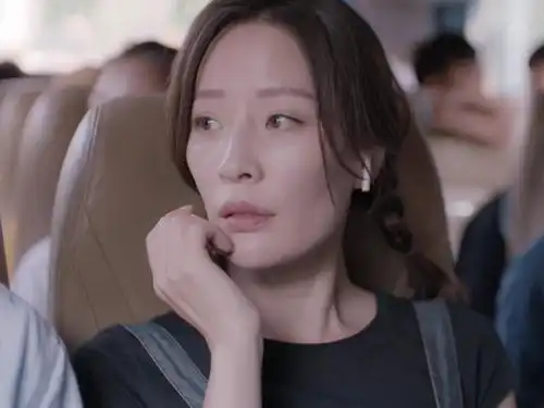 在江天昊的家庭破产之后,课堂上面江天昊玩手机被田珊珊把手机从窗户