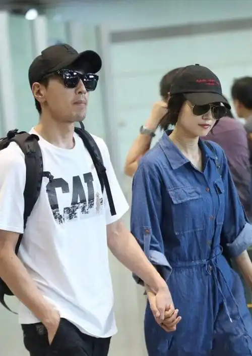高圆圆,赵又廷去买面包,穿搭简约时髦又减龄,看不出女的大5岁_衬衫
