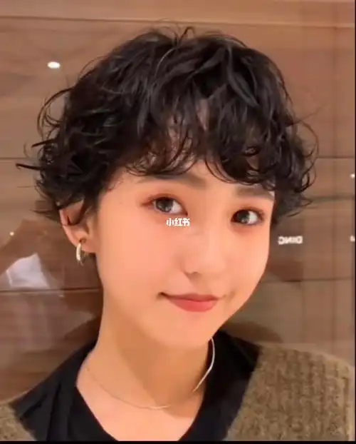 少年感十足的烫发短发也要甜甜的羊毛卷