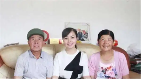 王二妮全家照父母很朴实老公高大帅气姐妹俩共用一张脸