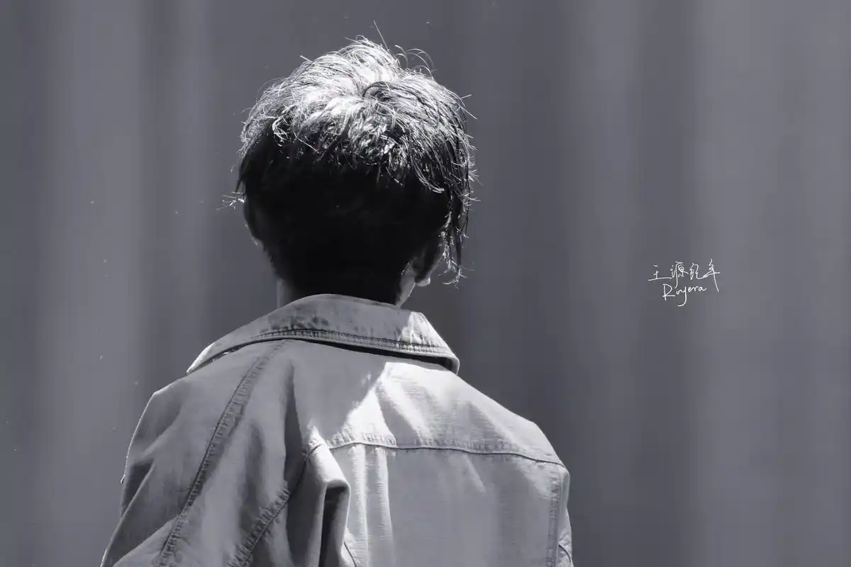 王源帅气背影合集 宽阔肩膀纳山海