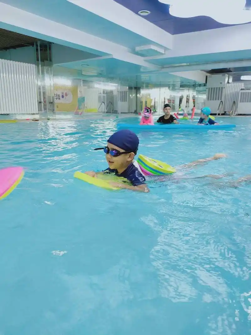 幼儿游泳教练应该具备什么条件?