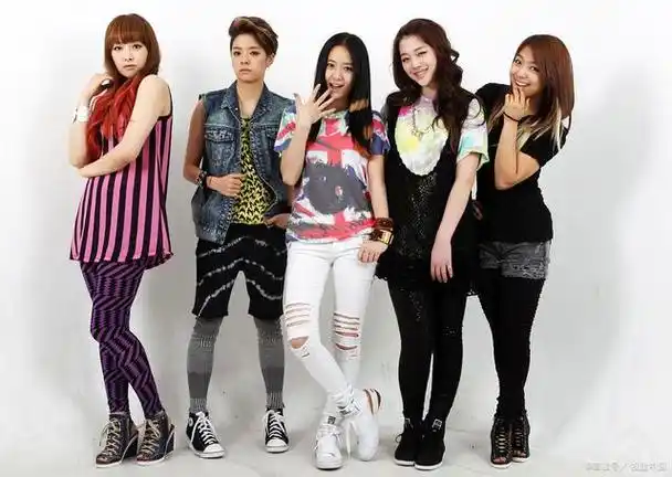 2023乘风现场遇到了韩国女团f(x)的成员amber,他第一句话就提到了宋茜