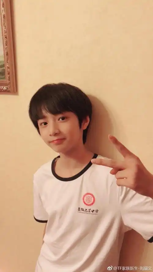 竟然初中毕业了,好快.感觉看艾莉酱发的xz贤者之爱拉郎贴.