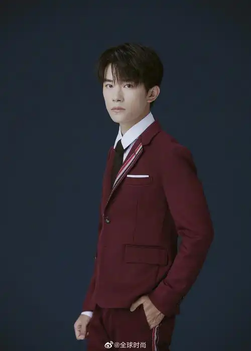 易烊千玺 红色西装# 易烊千玺参加央视《今天是你的生日》特别节目